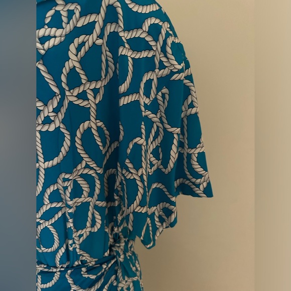 Vintage Diane Von Furstenberg Silk Blue and White wrap dress - Picture 6 of 9